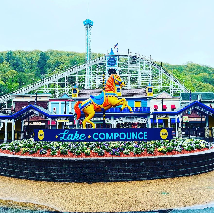 22 Photos of New Hampshire's Canobie Lake Park Covered in Snow